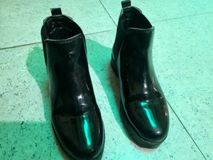 Black Mid Chelsea Boots