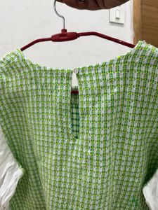 Chic Green &amp; White Textured Puff Sleeve Top