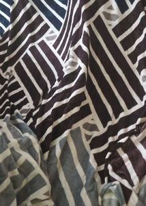 New Stylish Patterned Bedsheet With Pillow Covers
