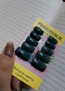 Press-On Nail Set (any one @99 + gift)