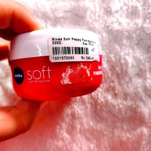 NIVEA Soft Light Moisturizer 100ml | Peppy Pomegra