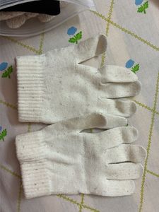 Cozy White Knit Gloves