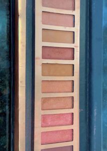 Gorgeous Eyeshadow Palette – Glam Up Your Eyes! 💖
