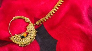 Elegant Gold Nath with Chain