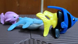 3 kinderjoy fish toys
