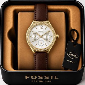 Fossil Elegant Chronograph-Style Leather Watch