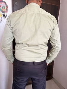 Men's Light Green Button-Up Shirt