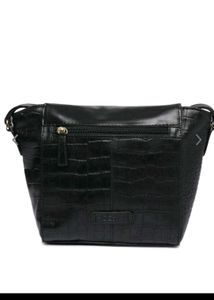 Chic Black Crocodile-Embossed Crossbody Bag
