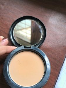 Maybelline Fit Me Foundation Compact with nailpain