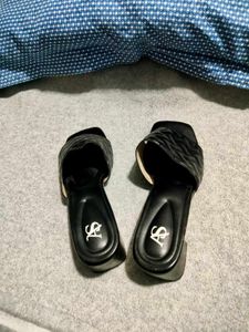 Chic Black Quilted Slides