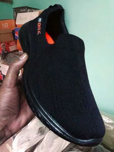 NEW NO USED CASUAL SHOES FOR MEN AND WOMEN.