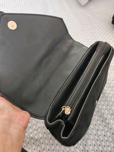 Tresmode Black Handheld Bag.