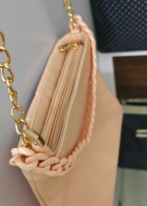 Chic Chain Detail Crossbody Bag