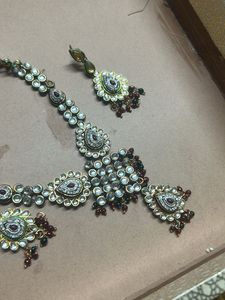 Elegant Kundan Necklace and Earring Set