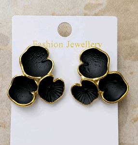 Elegant Black Floral Design Earrings