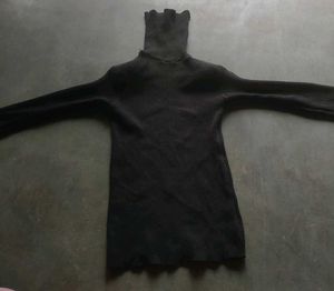 Chic Black Ribbed Turtleneck Inner