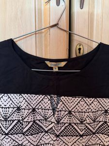 Stylish Black &amp; White Geometric Crop Top