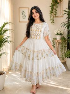 Elegant White Kurta with Floral Embroidery 🪡🌸