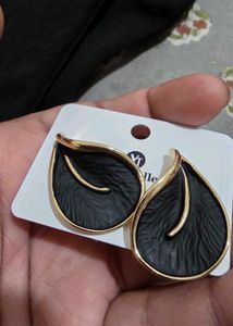 Elegant Black Leaf Design Earrings