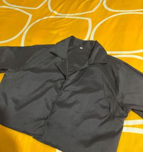 Chic Black Cropped Shirt