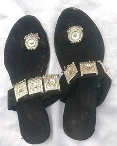 Stylish Black Sandals with Toe Ring