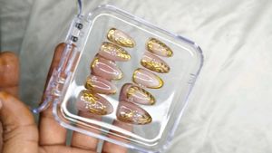 Elegant Gold Design Press-On Nails