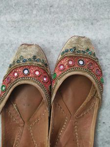 Embellished Juttis/Mojaris