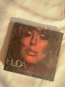 HUDA BEAUTY HIGHLIGHTER