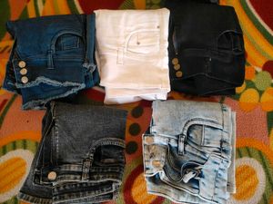 set of 5 women jeans... plus one lower free