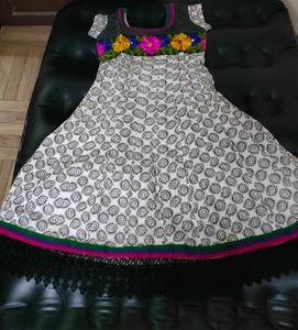 PRICE DROP Kurta With Flower Embroidery at the yok