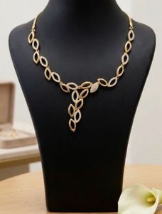 Elegant Gold Necklace with Crystals