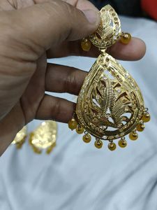 Gold Toned Maang Tikka &amp; Earrings Set