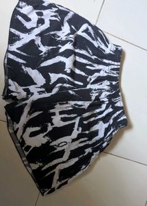 Stylish Black &amp; White Abstract Print Shorts