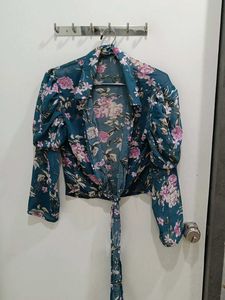 *New*Chic Floral Tie-Front Crop Top
