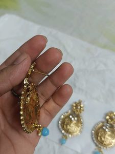 Gold Tone Kundan Jhumki Earrings