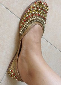 Embroidered Juttis - Size uk 5