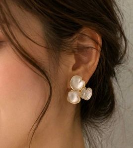 Elegant Black Floral Design Earrings