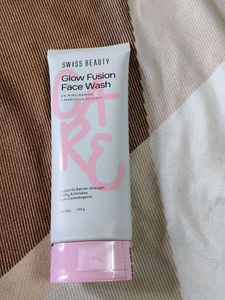 Swiss Beauty Glow Fusion Face Wash