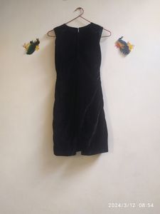 Plain Black. Middie