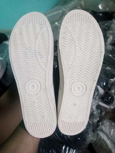 NEW NO USED CASUAL SHOES
