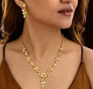 Very pretty Necklace chain with earrings .......