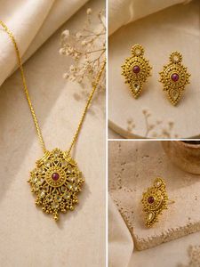 Stunning Gold Toned Necklace &amp; Earring Set