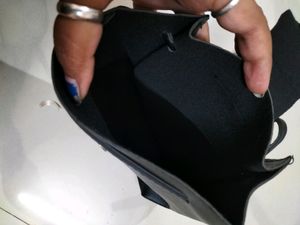 BLACL SLING BAG