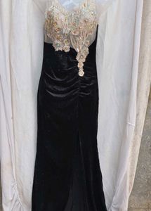 21202112.Elegant Gown with Embellished Neckline