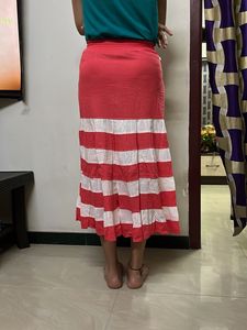 3/4 skirt of red and white colour.