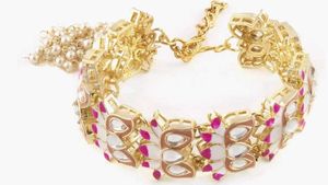 Elegant Gold-Tone Floral Bracelet