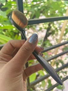 FULL COVERAGE FOUNDATION WITH BRUSH