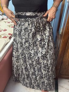 Stylish Black &amp; White Paisley Print Skirt