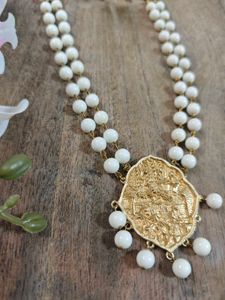 Vintage Elegant White Bead Necklace with Gold Pend