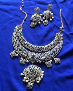 Exquisite Emerald & Diamond Necklace Set